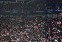 Οι παίκτες του Ολυμπιακού αποθεώθηκαν από τον κόσμο μετά τον αποκλεισμό από το Champions League στην «Bay Arena»