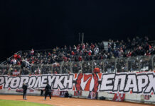 Λεβαδειακός – Ολυμπιακός: Εντυπωσιακό πανό και κορεό στην κερκίδα των Πειραιωτών