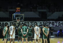 ΠΑΟΚ – Σπόρτινγκ: Συγκίνηση στην Πυλαία, οι παίκτες των ομάδων τίμησαν τη μνήμη των οπαδών που σκοτώθηκαν στη Ρουμανία