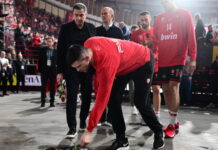 Οι παίκτες του Ολυμπιακού τίμησαν τη μνήμη των θυμάτων της τραγωδίας της θύρας 7 στο ΣΕΦ