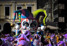 Πατρινό Καρναβάλι 2026: Κέφι, χορός και χρώμα στη μεγάλη παρέλαση – Live η τελετή λήξης και η καύση του βασιλιά Καρνάβαλου