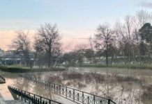 Λάρισα: «Φουντώνει» ο Πηνειός, κλειστές οι προσβάσεις – Στα 4,7 μ. η στάθμη του