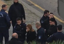 Η Ρούλα Πισπιρίγκου έφτασε υποβασταζόμενη στο Εφετείο στη δίκη για το θάνατο της Ίριδας και της Μαλένας