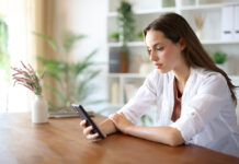 Πρωινό ξύπνημα χωρίς κινητό: Γιατί κάνει τόσο καλό στον εγκέφαλο;