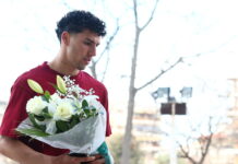 O Χόρχε Σάντσες άφησε λουλούδια έξω από την Τούμπα για τους νεκρούς οπαδούς του ΠΑΟΚ