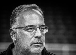 Κηδεία Θανάση Σκουρτόπουλου: Συγκίνηση στο τελευταίο αντίο στον Έλληνα προπονητή