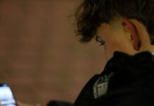 Η απαγόρευση των social media για ανήλικους κάτω των 15 ετών και οι μοιρασμένες απόψεις των γονιών