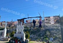 Τέμπη: Ευρωπαίοι μαθητές από 9 χώρες στο σημείο της τραγωδίας – Άφησαν αρκουδάκια και κρέμασαν μαύρους χαρταετούς