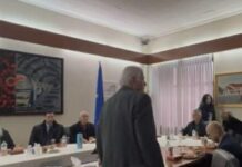 Μνημόσυνο για τα Τέμπη: Οργή συγγενών των θυμάτων για την παρουσία Κυρανάκη – «Δεν μπορώ να βρω ηρεμία ούτε στο σπίτι του Θεού»