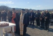 Τέμπη: Τρισάγιο για τα 57 θύματα – Μαθητές και συγγενείς ένωσαν τις προσευχές τους για τα 3 χρόνια από την τραγωδία