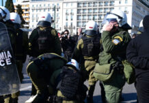 Τέμπη: Ένταση στο Σύνταγμα από κουκουλοφόρους μετά το συλλαλητήριο – Πέντε προσαγωγές