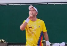 Κολομβιανός τενίστας πανηγύρισε προκλητικά στο Davis Cup και εξόργισε αντιπάλους και εξέδρα – Του πέταξαν μπουκάλια