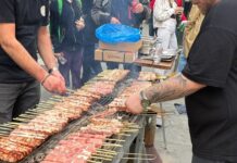 Τσικνοπέμπτη στη Θεσσαλονίκη: Ψησταριές, κέφι και αποκριάτικη διάθεση στην Βασιλέως Ηρακλείου