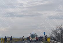 Σοβαρό τροχαίο ατύχημα στη νέα γέφυρα Τυρνάβου: Γυναίκα καταπλακώθηκε από πλατφόρμα τρακτέρ