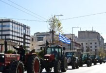 Αγρότες: Με κόρνες και μαρσαρίσματα αποχώρησαν τα τρακτέρ από το Σύνταγμα