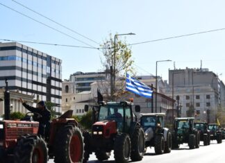 Αγρότες: Με κόρνες και μαρσαρίσματα αποχώρησαν τα τρακτέρ από το Σύνταγμα