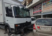 Θηβών: Φορτηγό καρφώθηκε σε παρκαρισμένα αυτοκίνητα στο ύψος του Αιγάλεω – Στο νοσοκομείο 3 τραυματίες