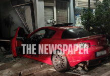 Σοβαρό τροχαίο στον Βόλο: Αυτοκίνητο έπεσε πάνω σε δύο αμάξια και «καρφώθηκε» σε φροντιστήριο