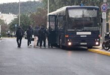 Στην Ευελπίδων οι κατηγορούμενοι για το κύκλωμα με τα λαθραία τσιγάρα – Ο «Πούτιν», ο «Πρόεδρος» και οι «αχυράνθρωποι»