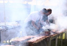 Τσικνοπέμπτη στην Αθήνα: Βγήκαν ψησταριές και κρέατα στη Βαρβάκειο – Ξέφρενος χορός σε Ερμού και Κοτζιά