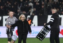 ΠΑΟΚ – Παναθηναϊκός: Η μητέρα ενός εκ των θυμάτων της Ρουμανίας χτύπησε το τύμπανο των οργανωμένων μέσα στην Τούμπα