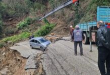 Τζουμέρκα: Καθίζηση 60 μέτρων σε επαρχιακό δρόμο – Υποχώρησε και αυτοκίνητο, από θαύμα δεν τραυματίστηκαν οι επιβάτες