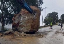 Χίος: Μάχη για να απομακρυνθεί ο τεράστιος βράχος που έπεσε – Προσπαθούν να τον σπάσουν για να τον μεταφέρουν