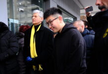 Ο ιδιοκτήτης του Άρη Betsson, Ρίτσαρντ Σιάο, στο τρισάγιο για τον Άλκη Καμπανό