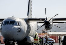 Τραγωδία στη Χίο: Εικόνες από την αεροδιακομιδή 6 παιδιών στην Αθήνα με στρατιωτικό αεροσκάφος