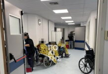 Χίος: Τεράστια κινητοποίηση στο νοσοκομείο μετά την αιματηρή συμπλοκή – «Ετοιμάζονται για χειρουργείο οι τραυματίες» λέει ο δήμαρχος