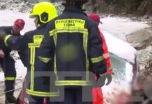 Αγωνιώδης επιχείρηση διάσωσης στον Χορτιάτη: Το αυτοκίνητο που οδηγούσε ηλικιωμένος κρεμόταν από γκρεμό δίπλα σε ρέμα