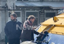 Μπραντ Πιτ: Η στιγμή που ο αστέρας του Χόλιγουντ επιβιβάζεται στο ιπτάμενο δελφίνι στην Ύδρα για τα γυρίσματα της ταινίας του