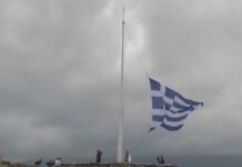 25η Μαρτίου: Η έπαρση της ελληνικής σημαίας και τα τανκς στη Φιλελλήνων πριν την εθνική παρέλαση