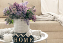 Πώς να ανακυκλώσετε κομμάτια ταπετσαρίας σε ένα διακοσμητικό βάζο