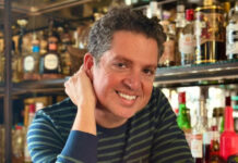 Γιάννης Πουλόπουλος: Έκλεισε τα 52 αλλά τα… διαβάζει από δεξιά προς τα αριστερά