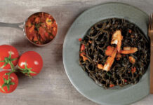 Ταλιατέλες με μελάνι σουπιάς, γαρίδες και ανάμεικτα όστρακα