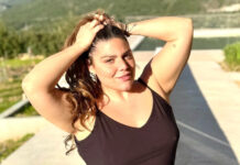 Δανάη Μπάρκα: Χθες έβαφε ξαπλώστρες, σήμερα έβαψε νυχάκια