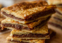 Σοκολατόπιτα με σφολιάτα: Τραγανή απ’ έξω, αφράτη και σοκολατένια από μέσα