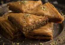 Μπακλαβάς με τρεις ξηρούς καρπούς: Το μυστικό για πλούσια γεύση