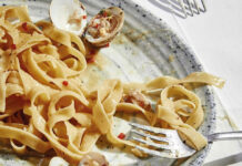 Ταλιατέλες με ζωμό καβουριού και κυδώνια: Ένα πιάτο γεμάτο θάλασσα