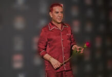 Γιώργος Μαζωνάκης: Φουλ στα κόκκινα στο πάρτι γενεθλίων του με look εμπνευσμένο από το «ματωμένο φεγγάρι»