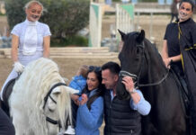 Βούλγαρη: Ο τρελός χορός με τον άντρα της για τον γιο τους και η είσοδος του μικρού με άμαξα! (Αποκλειστικά videos-Photos)