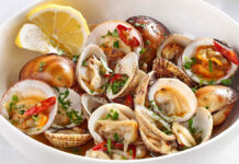 Γυαλιστερές και κυδώνια αχνιστά: Κλασική συνταγή με θαλασσινά