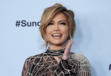 Έγινε viral η Jennifer Lopez! Η στιγμή που σκόνταψε στη σκηνή και συνέχισε σαν να μη συνέβη τίποτα