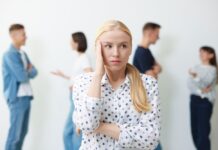 Spotlight Effect: Όλοι μας κοιτάζουν ή κανείς δεν νοιάζεται;