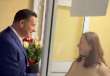 Ο Άδωνις Γεωργιάδης επισκέφθηκε το νοσοκομείο «Ερυθρός Σταυρός» και μοίρασε τριαντάφυλλα στις γυναίκες