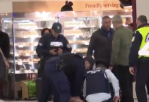 «Ελευθέριος Βενιζέλος»: Καρέ καρέ η σύλληψη άνδρα που κρατούσε σημαία του Ισραήλ στο αεροδρόμιο