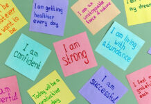 Positive affirmations: Μπορούν πραγματικά να βελτιώσουν την ψυχική μας υγεία
