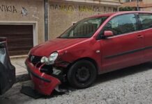 Παγκράτι: Μεθυσμένη οδηγός χτύπησε 3 αυτοκίνητα και μοτοσικλέτα που καρφώθηκε σε είσοδο πολυκατοικίας