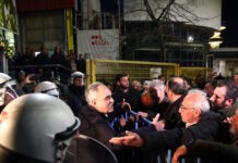 Αγρότες: Ένταση έξω από την έκθεση Agrotica – Προσπάθησαν να εισβάλλουν στα εγκαίνια, δυνάμεις των ΜΑΤ τους απέτρεψαν